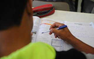 CAXIAS DO SUL, RS, BRASIL, 19/04/2017. Turma de aceleração de estudos (TA) da Escola Municipal Basílio Tcacenco, em Caxias do Sul, oferece formação para jovens como alternativa à EJA, que tem sua proposta de educação discutida. Um dos diferenciais da TA é a presença de dois professores. A professora de matemática Andreia Collin e a professora regente Daiane Camargo Bueno cuidam de uma das turmas. (Diogo Sallaberry/Agência RBS)