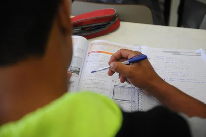 CAXIAS DO SUL, RS, BRASIL, 19/04/2017. Turma de aceleração de estudos (TA) da Escola Municipal Basílio Tcacenco, em Caxias do Sul, oferece formação para jovens como alternativa à EJA, que tem sua proposta de educação discutida. Um dos diferenciais da TA é a presença de dois professores. A professora de matemática Andreia Collin e a professora regente Daiane Camargo Bueno cuidam de uma das turmas. (Diogo Sallaberry/Agência RBS)