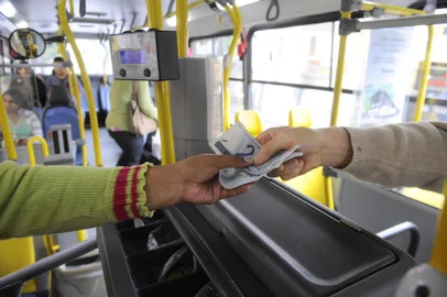  CAXIAS DO SUL, RS, BRASIL, 27/12/2012 - Governo deve anunciar reajuste no preço da passagem de ônibus em Caxias do Sul. Na foto, Imagens gerais do transporte público de Caxias (VISATE).