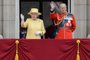  (FILES) This file photo taken on June 16, 2012 shows Queen Elizabeth II (L) and Prince Philip (R) standing on Buckingham Palace balcony following the Queen's Birthday Parade, 'Trooping the Colour' at Horse Guards Parade in London.Britain's Prince Philip, the 95-year-old husband of Queen Elizabeth II, will retire from public engagements later this year, Buckingham Palace said on May 4, 2017. / AFP PHOTO / LEON NEALEditoria: HUMLocal: LondonIndexador: LEON NEALSecao: imperial and royal mattersFonte: AFPFotógrafo: STF