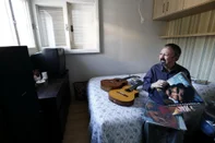 SANTA CRUZ DO SUL, RS, BRASIL, 03-05-2017: Dogival Duarte, 50 anos, radialista que acolheu Belchior em Santa Cruz do Sul. Ele mostra o quarto onde Belchior, o violão que tocou e os discos autografados. (CARLOS MACEDO/AGÊNCIA RBS)