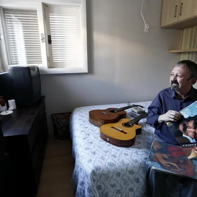 SANTA CRUZ DO SUL, RS, BRASIL, 03-05-2017: Dogival Duarte, 50 anos, radialista que acolheu Belchior em Santa Cruz do Sul. Ele mostra o quarto onde Belchior, o violão que tocou e os discos autografados. (CARLOS MACEDO/AGÊNCIA RBS)