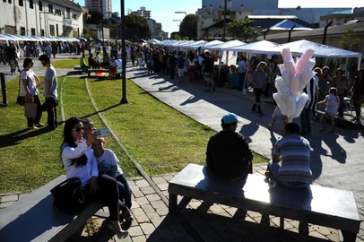 

CAXIAS DO SUL, RS, BRASIL 07/05/2017
Expositores e visitantes avaliam o primeiro dia da Feira Sem Fronteiras, ocorrida na Praça das Feiras, em Caxias do Sul, neste domingo. (Felipe Nylad/Agência RBS)