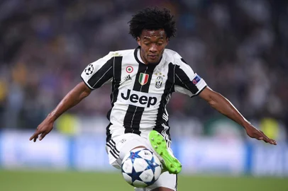  Juventus forward from Colombia Juan Cuadrado controls the ball during the UEFA Champions League semi final second leg football match Juventus vs Monaco, on May 9, 2017 at the Juventus stadium in Turin.  / AFP PHOTO / Filippo MONTEFORTEEditoria: SPOLocal: TurinIndexador: FILIPPO MONTEFORTESecao: soccerFonte: AFPFotógrafo: STF