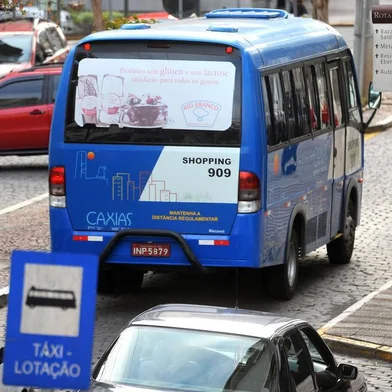  CAXIAS DO SUL, RS, BRASIL, 09/05/2017. Circulação de táxi-lotação na Avenida Júlio de Castilhos, no Centro. O serviço dos populares azuizinhos está parado no tempo. (Diogo Sallaberry/Agência RBS)