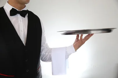  

FLORIANÓPOLIS, SC, BRASIL, 01/05/2015 - Maitre com uma bandeja para serviço de restaurante