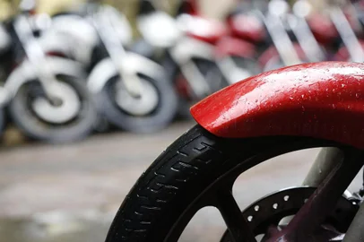 PORTO ALEGRE, RS, BRASIL, 21-09-2015: Detalhe de pneu de uma moto na região central. Agente da EPTC aponta cuidados necessários com pneus de motocicletas para o Planeta Moto. (Foto: Mateus Bruxel / Agência RBS)