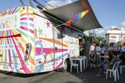 O público na faixa dos 15 aos 29 anos poderá realizar testes de HIV na unidade móvel do projeto Fique Sabendo Jovem neste domingo, 27, no Parque Farroupilha (Redenção). O serviço estará disponível das 14h30 às 18h30, na rua José Bonifácio, próximo ao Monumento ao Expedicionário. Com segurança e privacidade, o resultado sai em apenas 30 minutos. Em caso de chuva, a ação será cancelada.