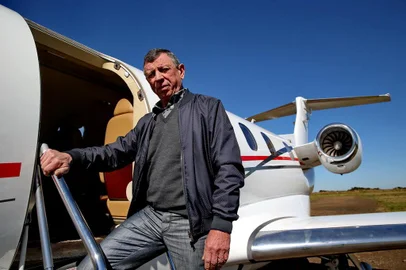 SÃO BORJA-RS- BRASIL 20/07/2016-  Investidor Celso Paulino Rigo, 65 anos, empresário do setor arrozeiro,  natural de Porto Lucena e radicado em São Borja. A sua empresa, a Pirahy Alimentos, que comercializa o arroz Prato Fino, com foco em vendas para São Paulo, Rio de Janeiro e Minas Gerais. Rigo investe em jogadores que interessam ao Grêmio, ele trouxe jogadores como, Zé  Alcino, Juliano e Bolaños.  Celso Rigo abordo do seu jato Phenom 300 no aeroporto de São Borja, aeronave foi usada para trazer o jogador Bolaños do Equador.   FOTO FERNANDO GOMES/ZERO HORA.