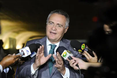 O líder do PMDB no Senado, Renan Calheiros (AL), considera que a aprovação da reforma trabalhista na Comissão de Assuntos Econômicos (CAE), que deve ficar para a próxima semana, será dificílima.Pelo quadro que estamos vendo na CAE, é uma votação muito difícil com uma tendência maior para se rejeitar a matéria. Mas vamos ver na próxima semana, declarou Renan. Ele avalia que a correlação de forças no colegiado é desfavorável para o governo.Foto: Geraldo Magela/Agência Senado