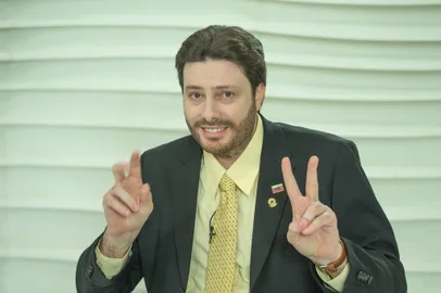 SX EXCLUSIVA. Danilo Gentili Ã© o deputado AtÃ­lio Pereira, na sÃ©rie Politicamente Incorreto, no canal FX. crÃ©dito: DivulgaÃ§Ã£o