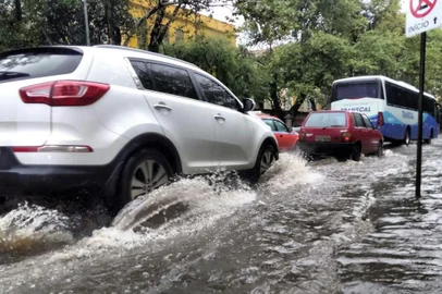  

PORTO ALEGRE, RS, BRASIL - 01-06-2017 - Fotos de alagamento Av. Loureiro da Silva com a Av. João Pessoa. **** fotos em baixa resolução*** (FOTO: TADEU VILANI/AGÊNCIA RBS)