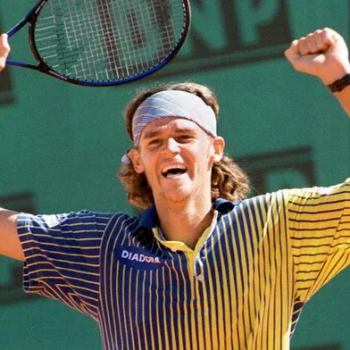 Gustavo Kuerten of Brazil celebrates after defeating Sergi Bruguera of Spain in the men's final at the French Open 08 June. Kuerten won by 6-3, 6-4, 6-2.   AFP PHOTO - 08/06/1997