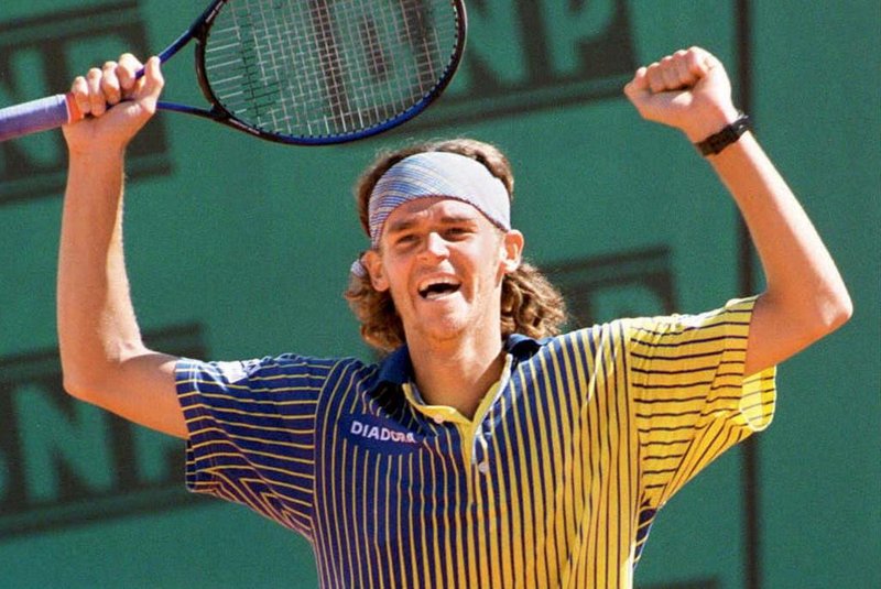 Gustavo Kuerten of Brazil celebrates after defeating Sergi Bruguera of Spain in the men's final at the French Open 08 June. Kuerten won by 6-3, 6-4, 6-2.   AFP PHOTO - 08/06/1997