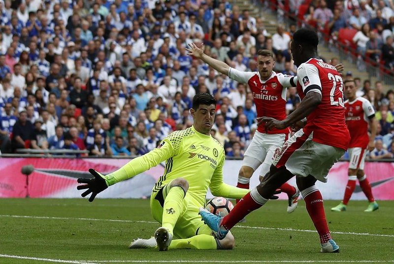 Arsenals English striker Danny Welbeck (R) cannot get the ball past Chelseas Belgian goalkeeper Thibaut Courtois during the English FA Cup final football match between Arsenal and Chelsea at Wembley stadium in London on May 27, 2017. / AFP PHOTO / Adrian DENNIS / NOT FOR MARKETING OR ADVERTISING USE / RESTRICTED TO EDITORIAL USE