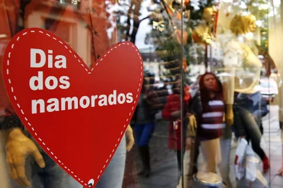  PORTO ALEGRE, RS, BRASIL, 05-06-2017: Vitrine de loja na região central com decoração para o Dia dos Namorados. (Foto: Mateus Bruxel / Agência RBS)
