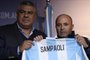 The Argentine football association (AFA) president Claudio Tapia (L) presents the Argentine football teams new coach Jorge Sampaoli during a press conference in Ezeiza, Buenos Aires, Argentina, on June 1, 2017. / AFP PHOTO / JUAN MABROMATA