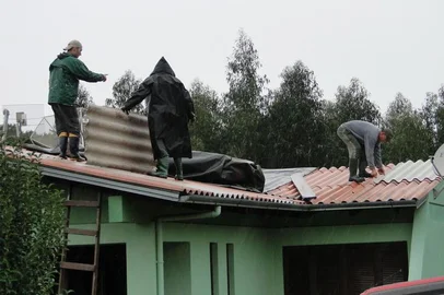  

VERANÓPOLIS, RS, BRASIL, 08/06/2017. O forte temporal da madrugada deixou diversos estragos pela região da Serra. Os prejuízos ainda estão sendo contabilizados, mas há relato de que entre 200 e 300 casas tenham sido danificadas em Veranópolis. Segundo o prefeito Waldemar de Carli, deve ser decretada situação de emergência no município. (Leandro Galante/Divulgação)