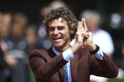  Brazilian former tennis player Gustavo Kuerten poses before men's final tennis match at the Roland Garros 2017 French Open on June 11, 2017 in Paris.  / AFP PHOTO / Eric FEFERBERGEditoria: SPOLocal: ParisIndexador: ERIC FEFERBERGSecao: tennisFonte: AFPFotógrafo: STF