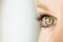 Os raios UV afetam a visão tanto quanto a pele, mas a proteção dos olhos no dia a dia ainda não está no topo das preocupações da maioria das pessoas. Uma pesquisa realizada pelo Ibope a pedido da Transitions Optical aponta que enquanto 86% dos entrevistados associam problemas de pele como consequência da exposição prolongada ao sol, apenas 30% lembram-se de doenças ligadas aos olhos, como catarata e degeneração macular. 