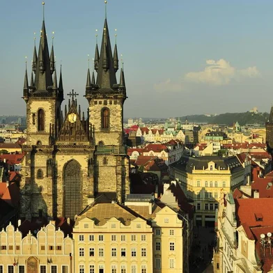 Praça na cidade velha, em Praga.Praga, na República Tcheca, mistura charme medieval à efervescência cultural.Sobrevivente de guerras e conflitos políticos, a cidade de Praga foi chamada por Goethe de a jóia de pedra e é considerada até hoje uma das capitais mais bonitas do leste europeu.