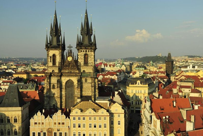 Praça na cidade velha, em Praga.Praga, na República Tcheca, mistura charme medieval à efervescência cultural.Sobrevivente de guerras e conflitos políticos, a cidade de Praga foi chamada por Goethe de a jóia de pedra e é considerada até hoje uma das capitais mais bonitas do leste europeu.