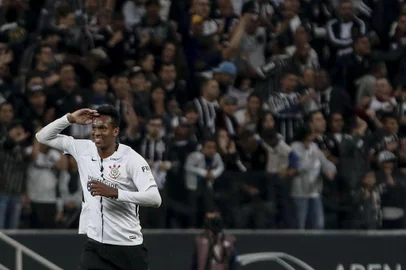 CORINTHIANS X BAHIASP - BRASILEIRÃO/CORINTHIANS X BAHIA - ESPORTES - Jô, do Corinthians, comemora após marcar gol na partida contra o Bahia, válida pela 9ª   rodada   do Campeonato Brasileiro 2017, na Arena Corinthians, na zona leste da capital   paulista,   nesta quarta-feira.    22/06/2017 - Foto: MIGUEL SCHINCARIOL/ESTADÃO CONTEÚDOEditoria: ESPORTESLocal: SÃO PAULOIndexador: MIGUEL SCHINCARIOLFotógrafo: ESTADÃO CONTEÚDO