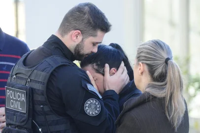  GRAVATAÍ, RS, BRASIL - 23-11-2017 - Um policial civil morreu baleado durante uma operação contra o tráfico de drogas em Gravataí, na Região Metropolitana, na manhã desta sexta-feira (23). Conforme a Polícia Civil, Rodrigo Wilsen da Silveira, escrivão e chefe de investigação da 2ª Delegacia de Polícia do município, tentava cumprir um mandado em um condomínio de apartamentos na Travessa Herbert, na região central, quando um dos cinco criminosos que estavam no local atirou.