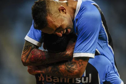 PORTO ALEGRE, RS, BRASIL - Grêmio recebe o Coritiba pelo campeonato brasileiro série A. Fernandinho e Luan comemorando  gol.