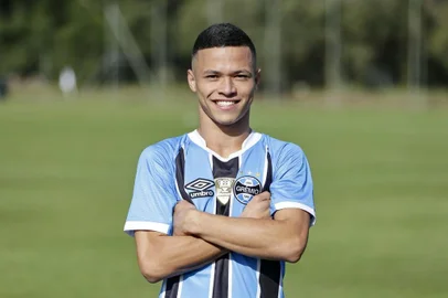  

ELDORADO DO SUL, RS, 26-06-2017: Plantel da equipe das categorias de base do Grêmio para a disputa do Campeonato Brasileiro Sub-20. Na foto, Darlan Mendes, volante (FOTO FÉLIX ZUCCO/AGÊNCIA RBS, Editoria de Esportes).
Indexador: Felix Zucco