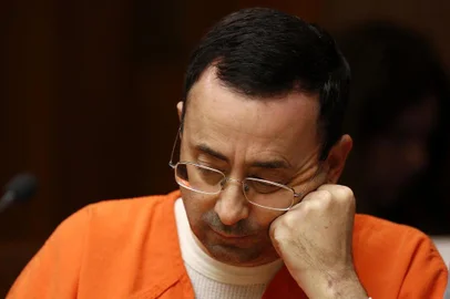 Former Michigan State University and USA Gymnastics doctor Larry Nassar is seen in the 55th District Court where Judge Donald Allen Jr. bound him over on June 23, 2017 in Mason, Michigan to stand trial on 12 counts of first-degree criminal sexual conduct. / AFP PHOTO / JEFF KOWALSKY