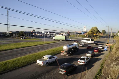  CAXIAS DO SUL, RS, BRASIL, 27/09/2016 - Reformulação do acesso ao Bairro Santa Fé, na zona norte, jé tem projeto. Em horários de pico atravessar a via é uma ato perigoso. (Marcelo Casagrande/Agencia RBS)