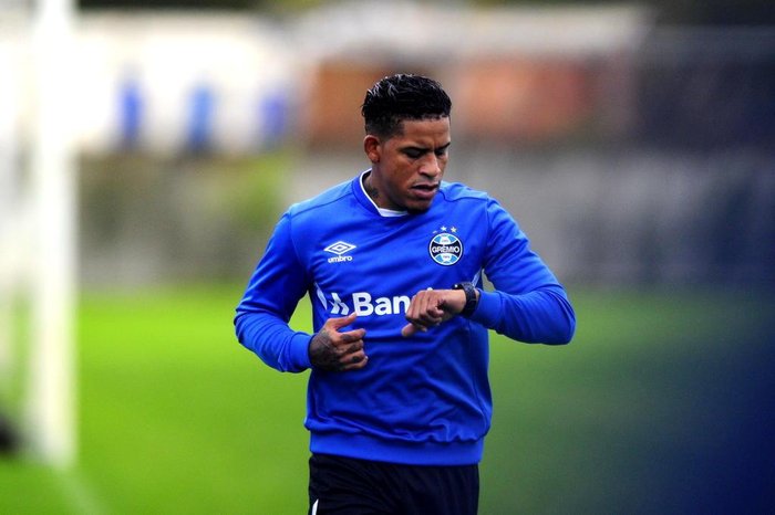 Arroyo será titular do Grêmio diante do Bahia