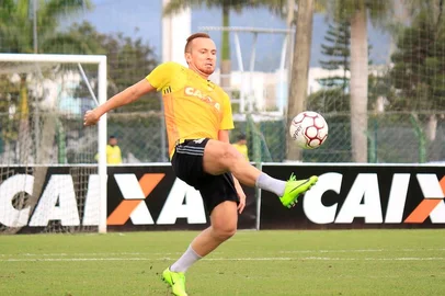 Zé Love, atacante do Figueirense