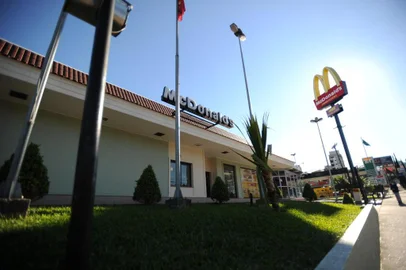  SANTA MARIA, RS, BRASIL, 08 DE AGOSTO DE 2014.Fast food é reaberto um dia após interdição em Santa Maria. Mc Donald's apresentou a documentação que faltava à Vigilância em Saúde.FOTO: RONALD MENDES/ AGENCIA RBS