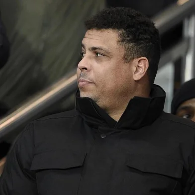 Former Brazilian football player Ronaldo and his partner Celina Locks attend the Champions League round of 16 first leg football match between Paris Saint-Germain (PSG) and Chelsea FC on February 16, 2016, at the Parc des Princes stadium in Paris. AFP PHOTO / FRANCK FIFE