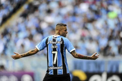  PORTO ALEGRE, RS, BRASIL - 09-07-2017 - Grêmio recebe o Avaí na Arena pelo Brasileirão. Partida na Arena é válida pela 12ª rodada do campeonato. Torcida. Jogador Luan (FOTO: FÉLIX ZUCCO/AGÊNCIA RBS)