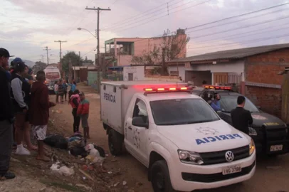 Um tiroteio registrado por volta das 5h30min desta terça-feira (11) deixou quatro mortos na Vila Brasília, no bairro Sarandi, na zona norte de Porto Alegre. A Brigada Militar foi chamada até a região após várias ligações ao 190 informando sobre um tiroteio que se estendia na região.