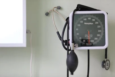  

Porto Alegre/RS - BRASIL - 15/07/2016 - Falta de médicos do programa Mais Médicos causa problemas no atentimento aos pacientes da Unidade de Saúde da Família Cohab Cavalhada. Com contratos vencidos e sem reposição por parte do Ministério da Saúde, o posto de saúde atente apenas com um médico, o cubano Oreste Oliveira Nunez. Foto: Diego Vara/Agência RBS