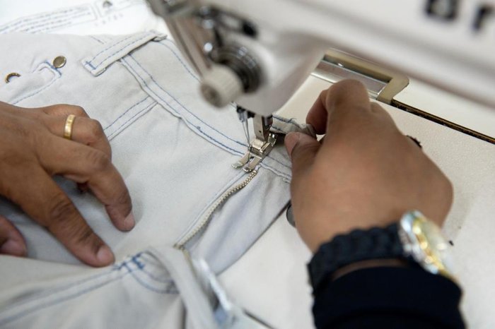  

PORTO ALEGRE, RS, BRASIL, 27/09/2011, 10h11: Tudo rápido. O que dá pra fazer em 1h no Centro? Lucélia Santos, costureira, troca o zipper de uma calça, em galeria no Centro de Porto Alegre. (Foto: Carlos Macedo / Diário Gaúcho / Especial)