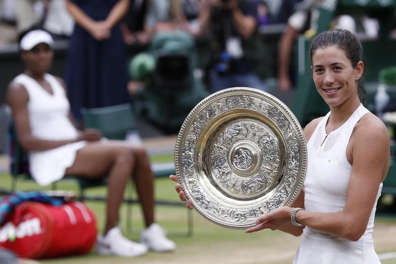  

Spains Garbine Muguruza holds up The Venus Rosewater Dish as she celebrates beating US player Venus Williams to win the womens singles final on the twelfth day of the 2017 Wimbledon Championships at The All England Lawn Tennis Club in Wimbledon, southwest London, on July 15, 2017.
Muguruza won 7-5, 6-0. / AFP PHOTO / Adrian DENNIS / RESTRICTED TO EDITORIAL USE

Editoria: SPO
Local: Wimbledon
Indexador: ADRIAN DENNIS
Secao: tennis
Fonte: AFP
Fotógrafo: STF