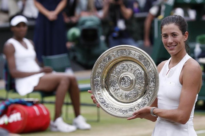  

Spains Garbine Muguruza holds up The Venus Rosewater Dish as she celebrates beating US player Venus Williams to win the womens singles final on the twelfth day of the 2017 Wimbledon Championships at The All England Lawn Tennis Club in Wimbledon, southwest London, on July 15, 2017.
Muguruza won 7-5, 6-0. / AFP PHOTO / Adrian DENNIS / RESTRICTED TO EDITORIAL USE

Editoria: SPO
Local: Wimbledon
Indexador: ADRIAN DENNIS
Secao: tennis
Fonte: AFP
Fotógrafo: STF