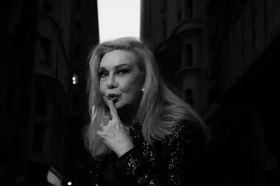 A travesti Rogéria lança o livro Rogéria - Uma mulher e mais um pouco