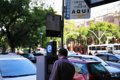  PORTO ALEGRE, RS, BRASIL, 12-07-2017. Diferenças de Parquímetros de Porto Alegre. Foto foi feita no Centro de Porto Alegre na Avenida Borge de Medeiros. (FOTO: ANDERSON FETTER/AGÊNCIA RBS)