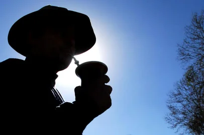 *** Andrea Graiz > Gaudério ***Gaudério tomando mate em um contra-luz.