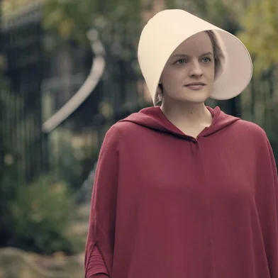 handmaids tale, seriado adaptado do livro o conto da ai, com elizabeth moss
