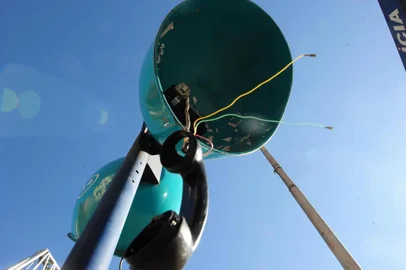  CAXIAS DO SUL, RS, BRASIL (21/07/2017). Orelhão destruídio. Vandalismo destroe orelhões. Helena Martins, presidente da Amob Centro, mostra equipamento danificado nas proximidades da Loja magnabosco. (Roni Rigon/Pioneio).