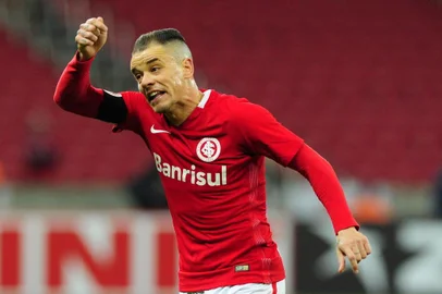 PORTO ALEGRE, RS, BRASIL - 20-06-2017 - Inter x Paraná se enfrentam no Estádio Beira-Rio, pela nona rodada da Série B. Jogador D'alessandro do Internacional. (FOTO: LAURO ALVES/AGÊNCIA RBS)