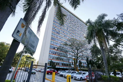  PORTO ALEGRE, RS, BRASIL 24/07/2017 - A contratação da empresa terceirizada OWL Gestão e Tecnologia pelo Departamento Autônomo de Estradas de Rodagem (Daer), entre junho e dezembro de 2016, está sob suspeita de irregularidades e de ter sido desnecessária. Um relatório da Contadoria e Auditoria-Geral do Estado (Cage) aponta que a autarquia, ligada à Secretaria Estadual dos Transportes, desperdiçou pelo menos R$ 422 mil no processo, além de ter usado de forma inadequada o argumento de urgência ou calamidade pública para não precisar fazer licitação. O trabalho urgente, pelo qual a OWL recebeu R$ 616,8 mil, atrasou seis meses para ser iniciado, período em que a equipe própria do Daer executou o serviço com bom desempenho, conforme avaliação do governo estadual. (FOTO: ROBINSON ESTRÁSULAS/AGÊNCIA RBS)