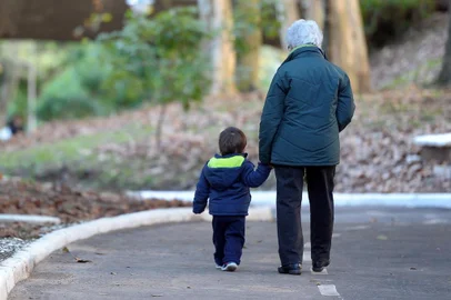  Qual o papel dos avós nos dias de hoje? Os avós ajudam a educar ou deseducar os netos? Que tipo de relação é ideal entre avô, pais e netos?Cases: Alzerina Correa da Silva, 78 anos e Miguel, 2 anos. (FOTO RONALD MENDES/AGENCIA RBS)